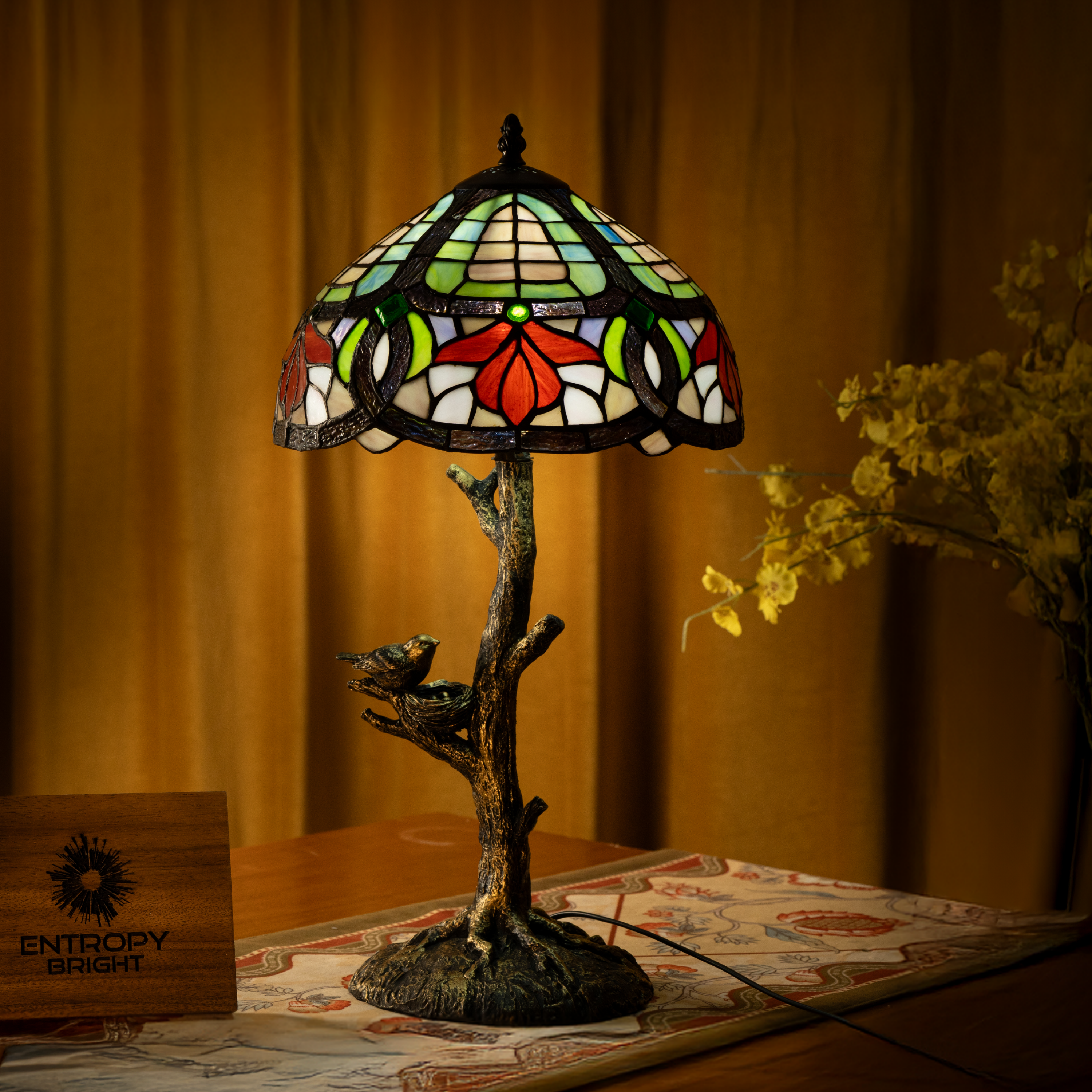 Lampe de table Tiffany à motif de fleurs de forêt