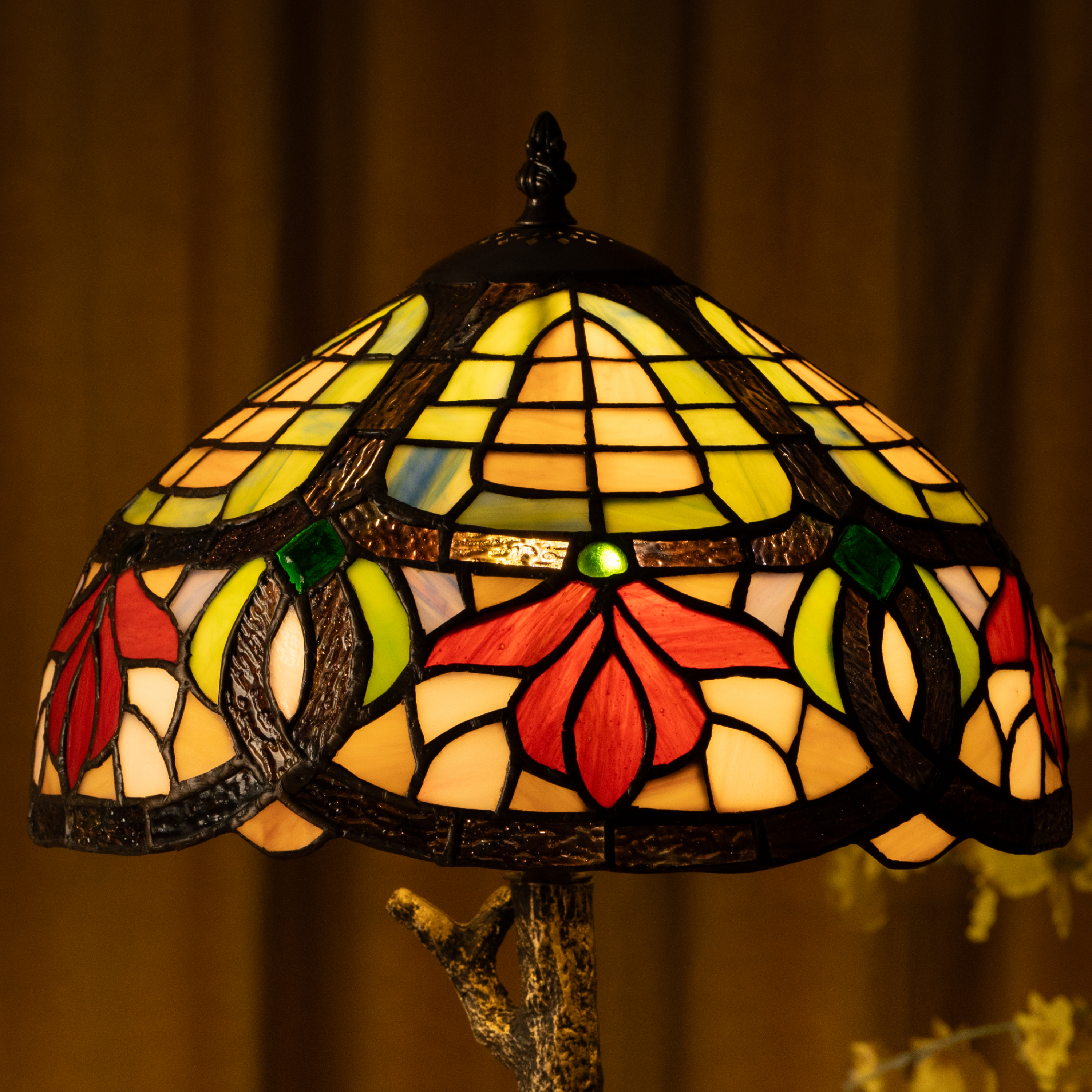 Lampe de table Tiffany à motif de fleurs de forêt