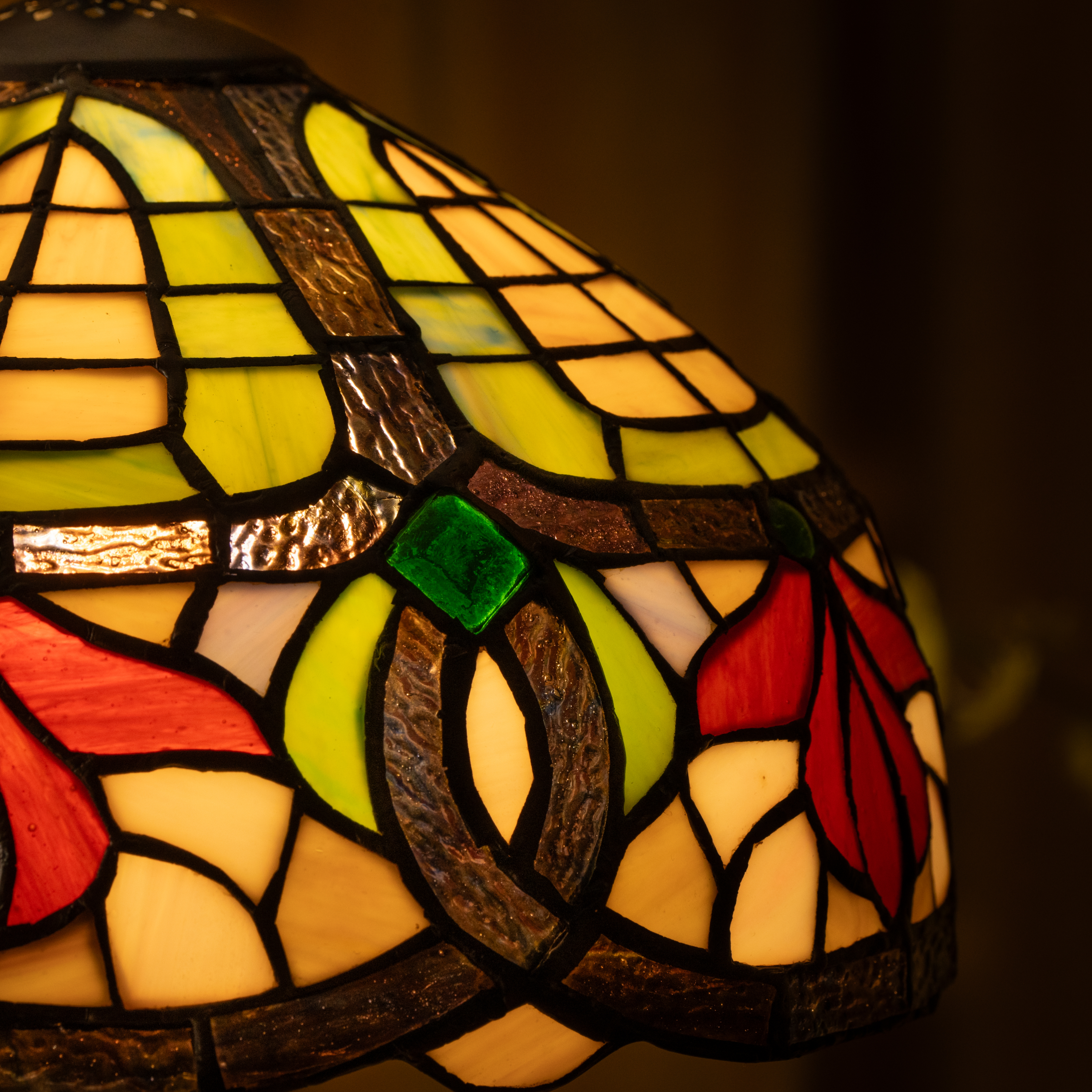 Lampe de table Tiffany à motif de fleurs de forêt