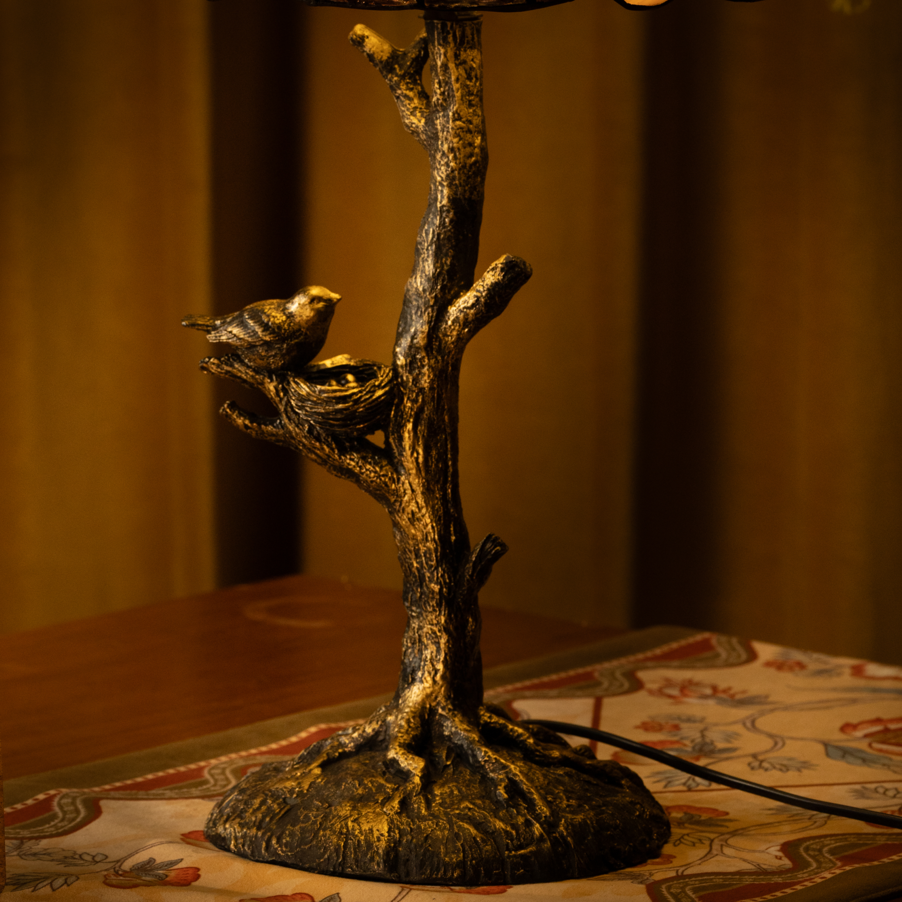 Lampe de table Tiffany à motif de fleurs de forêt