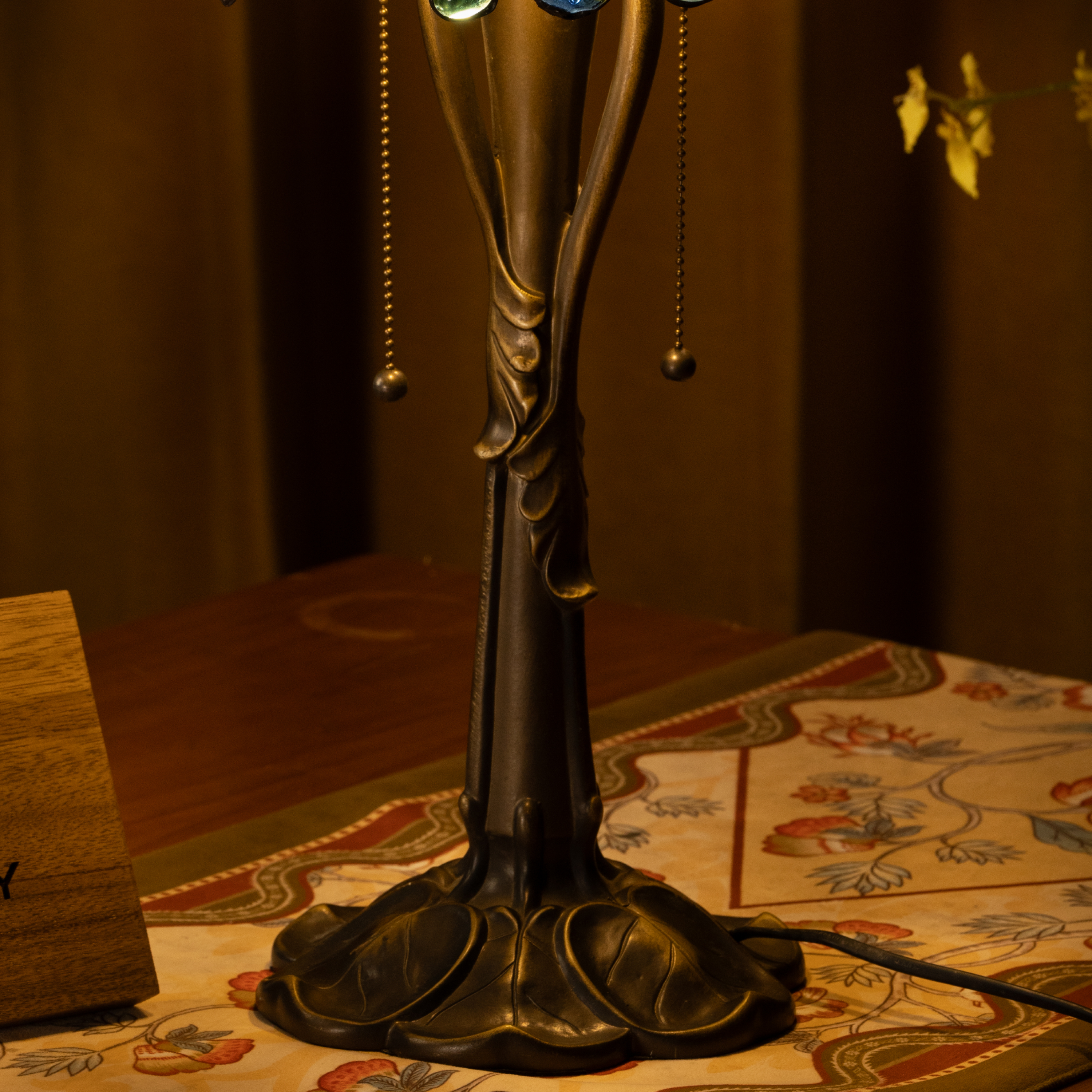Majestic Wave Tiffany Table Lamp