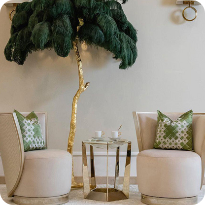 Lámpara de pie con forma de palmera y plumas
