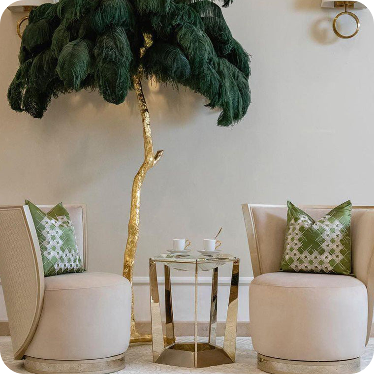 Lámpara de pie con forma de palmera y plumas