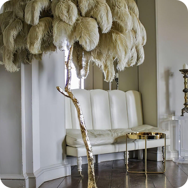Lámpara de pie con forma de palmera y plumas