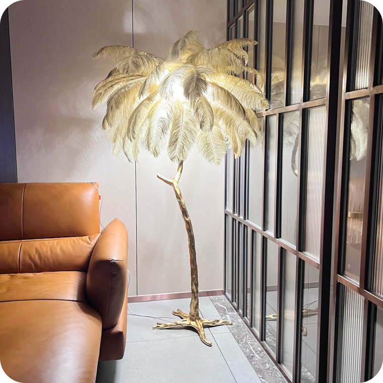 Lámpara de pie con forma de palmera y plumas