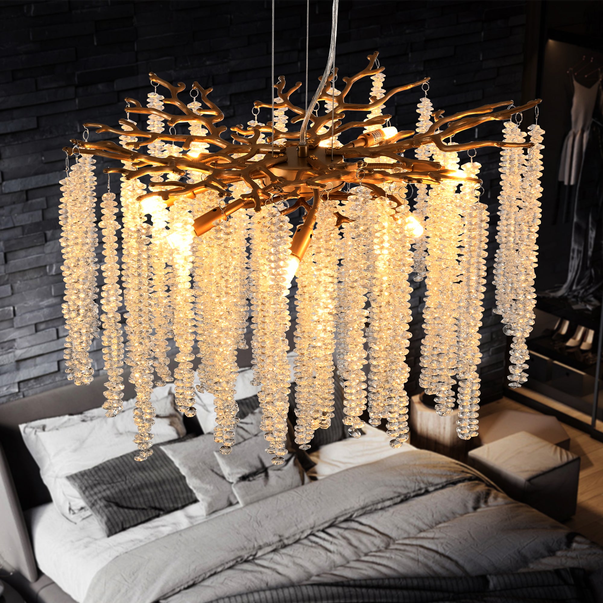 Suspension moderne dorée de 23,6 pouces avec brins de cristal en cascade 
