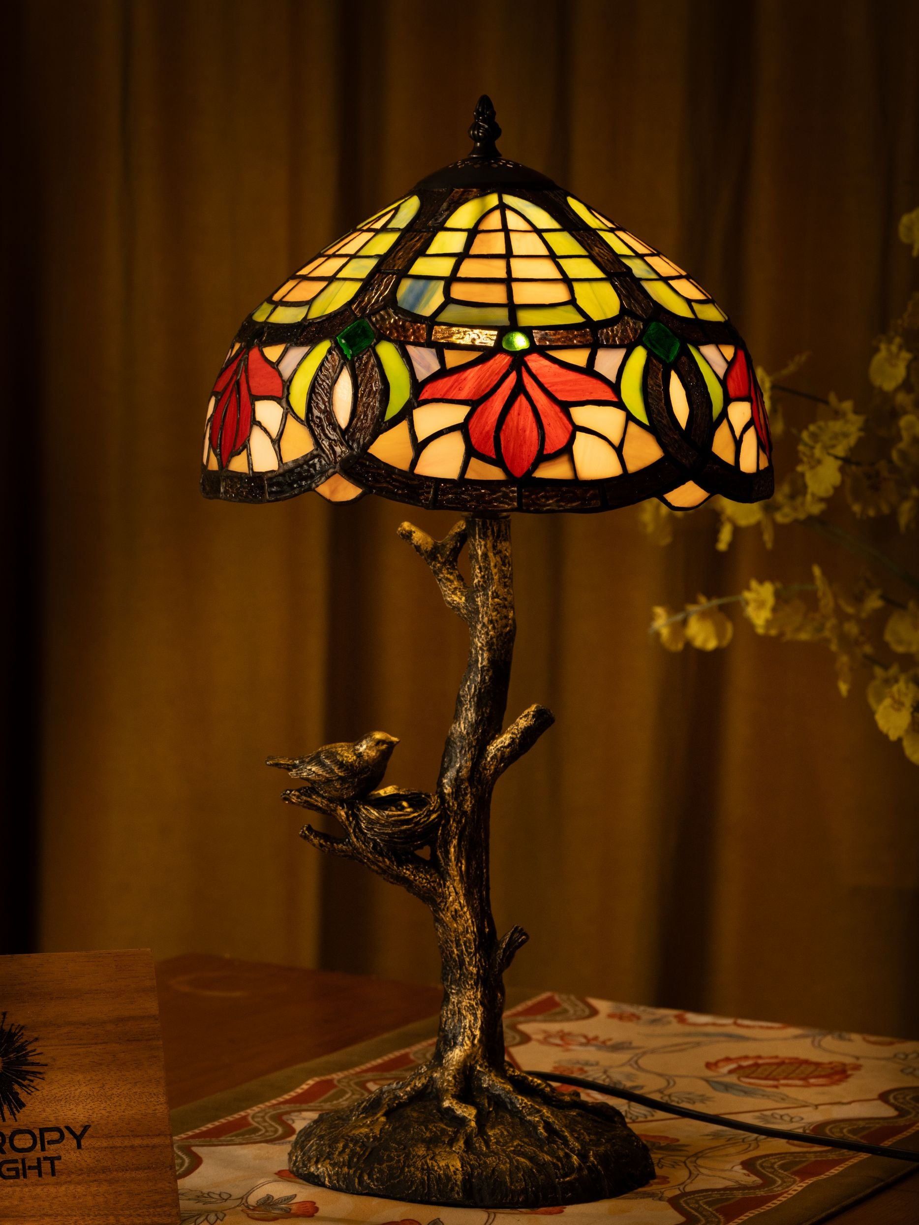 Lampe de table Tiffany à motif de fleurs de forêt
