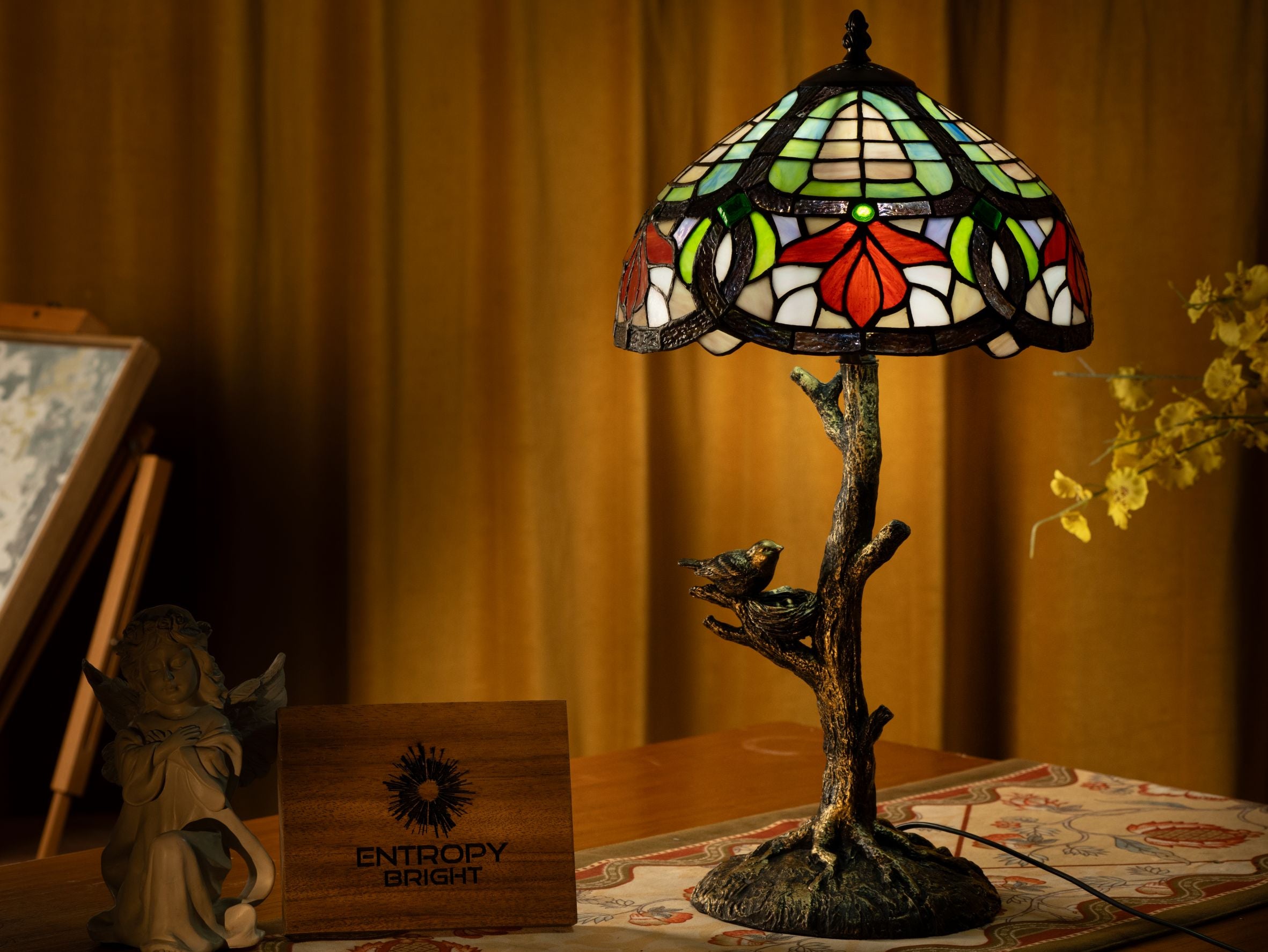 Lampe de table Tiffany à motif de fleurs de forêt