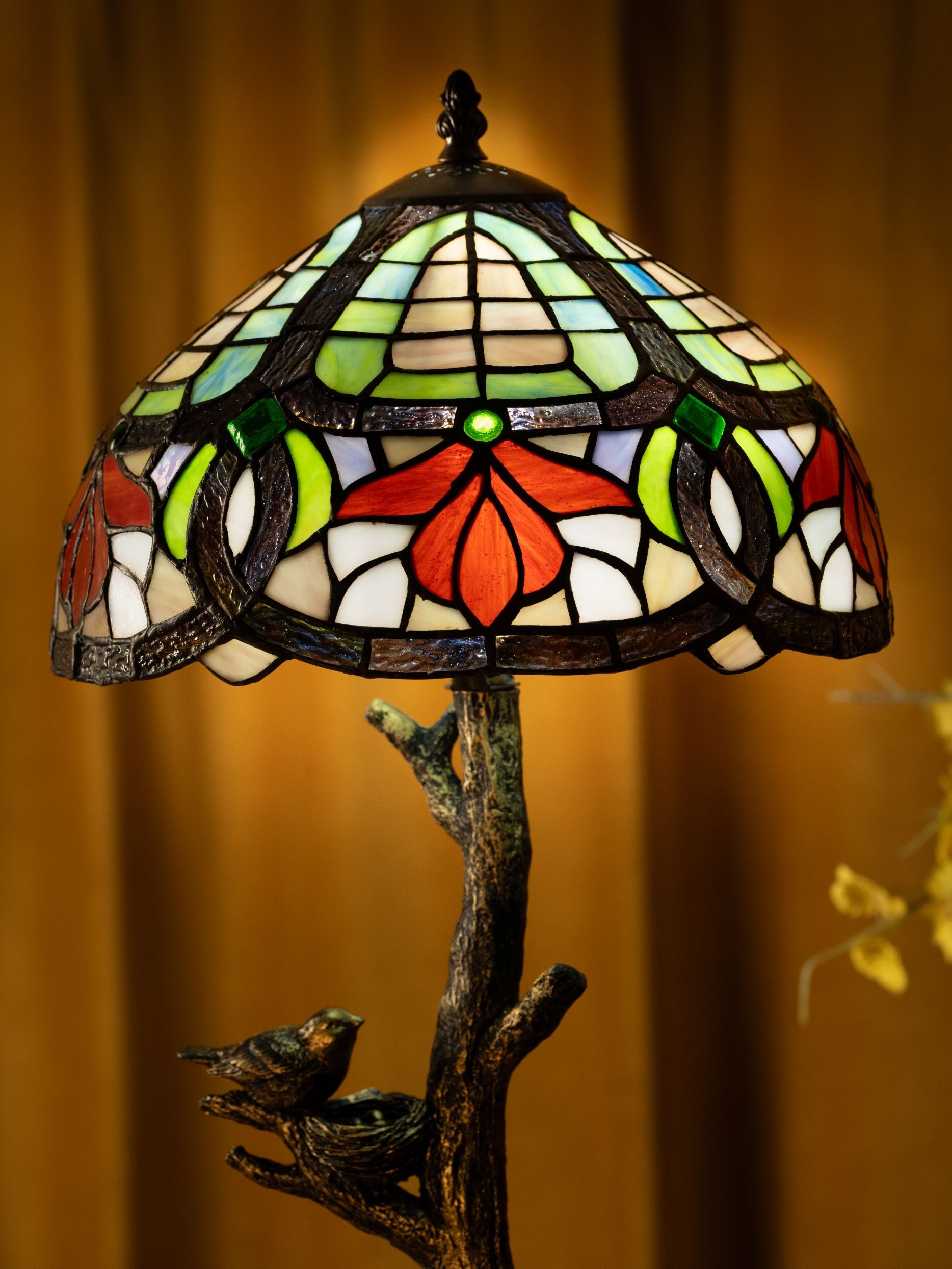 Lampe de table Tiffany à motif de fleurs de forêt