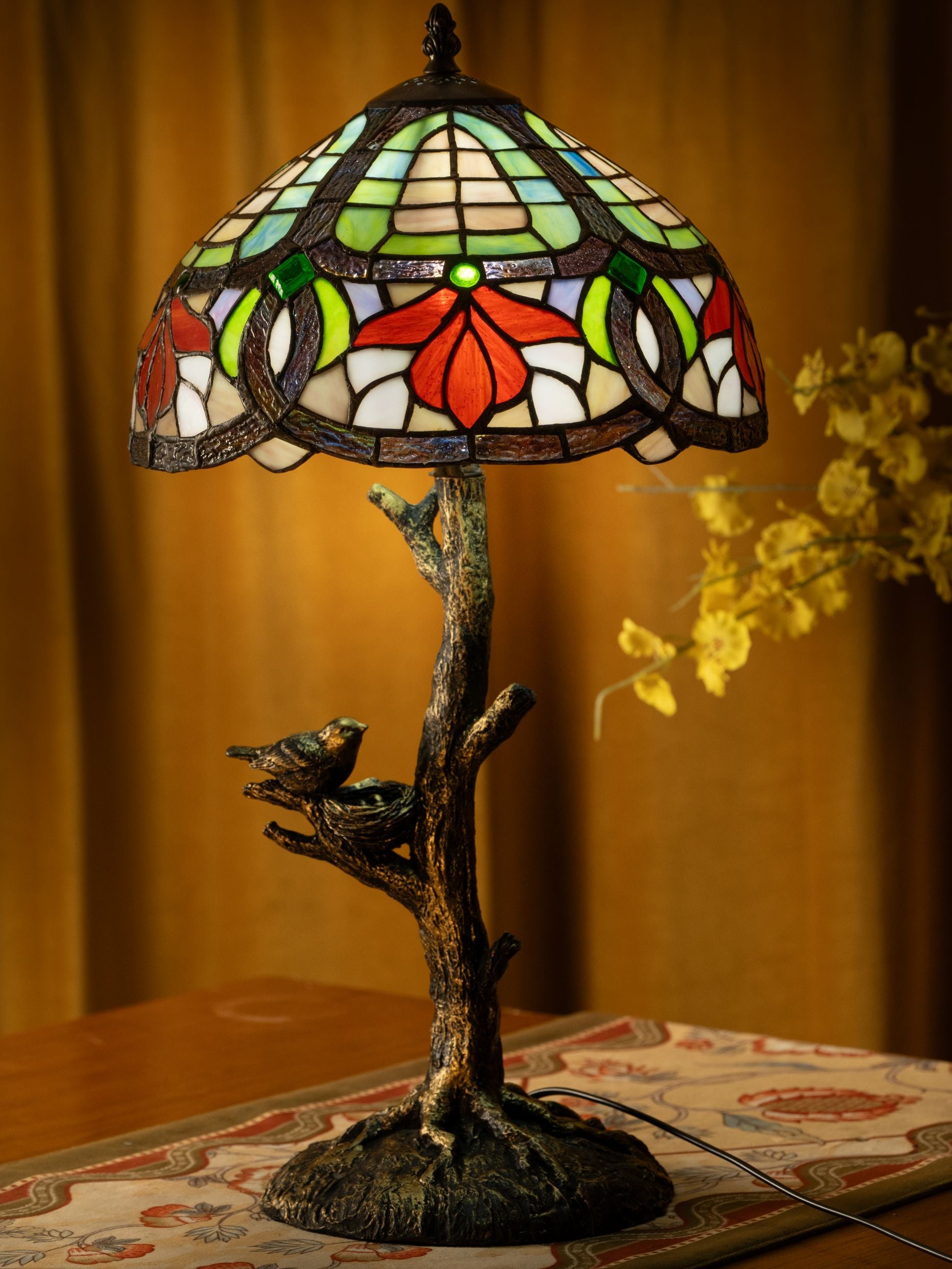 Lampe de table Tiffany à motif de fleurs de forêt