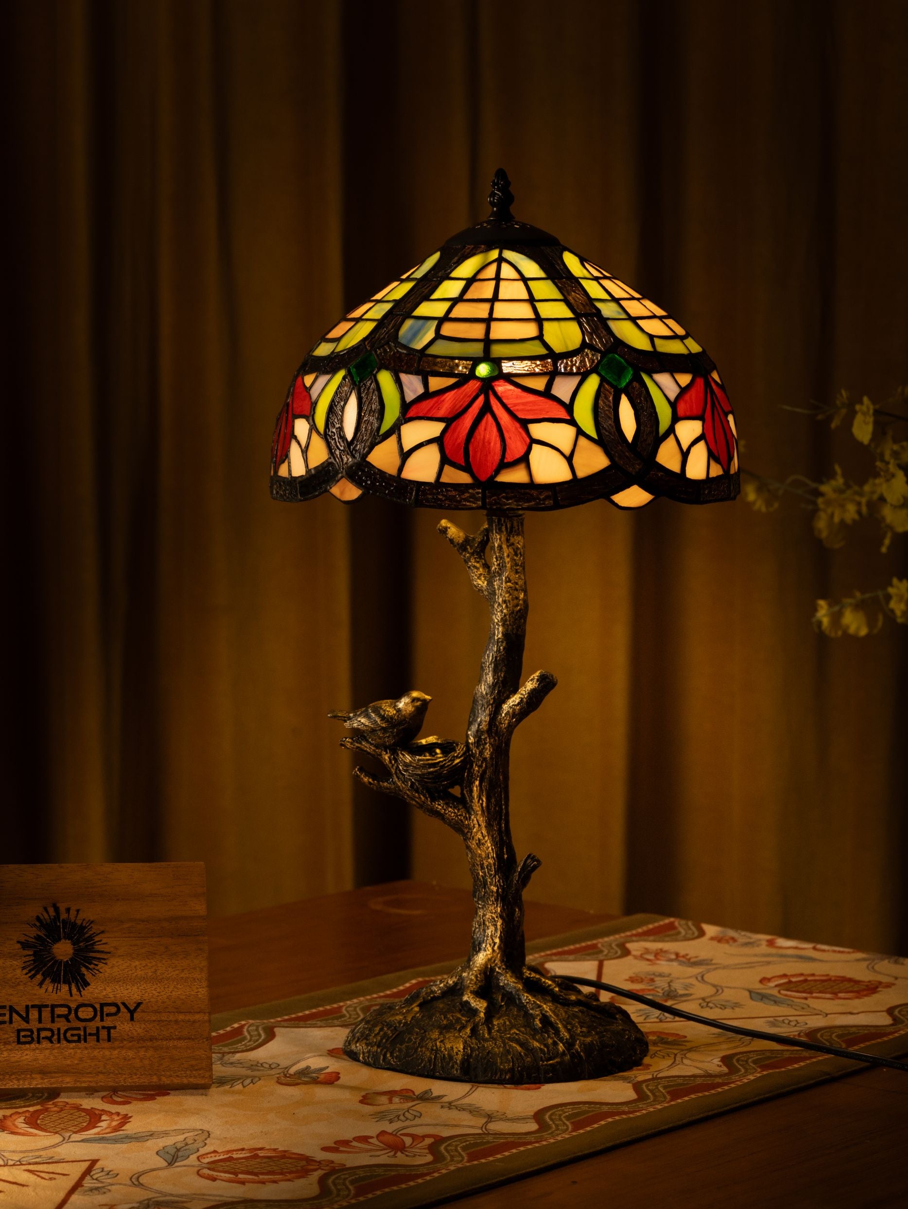 Lampe de table Tiffany à motif de fleurs de forêt
