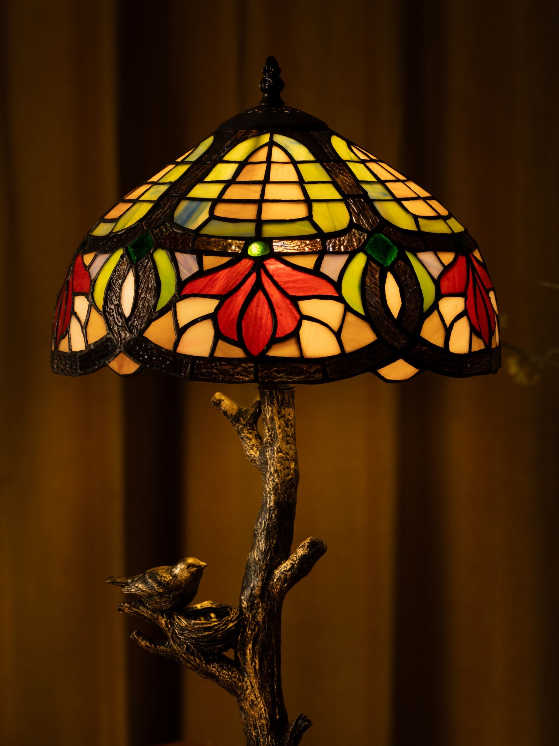 Lampe de table Tiffany à motif de fleurs de forêt