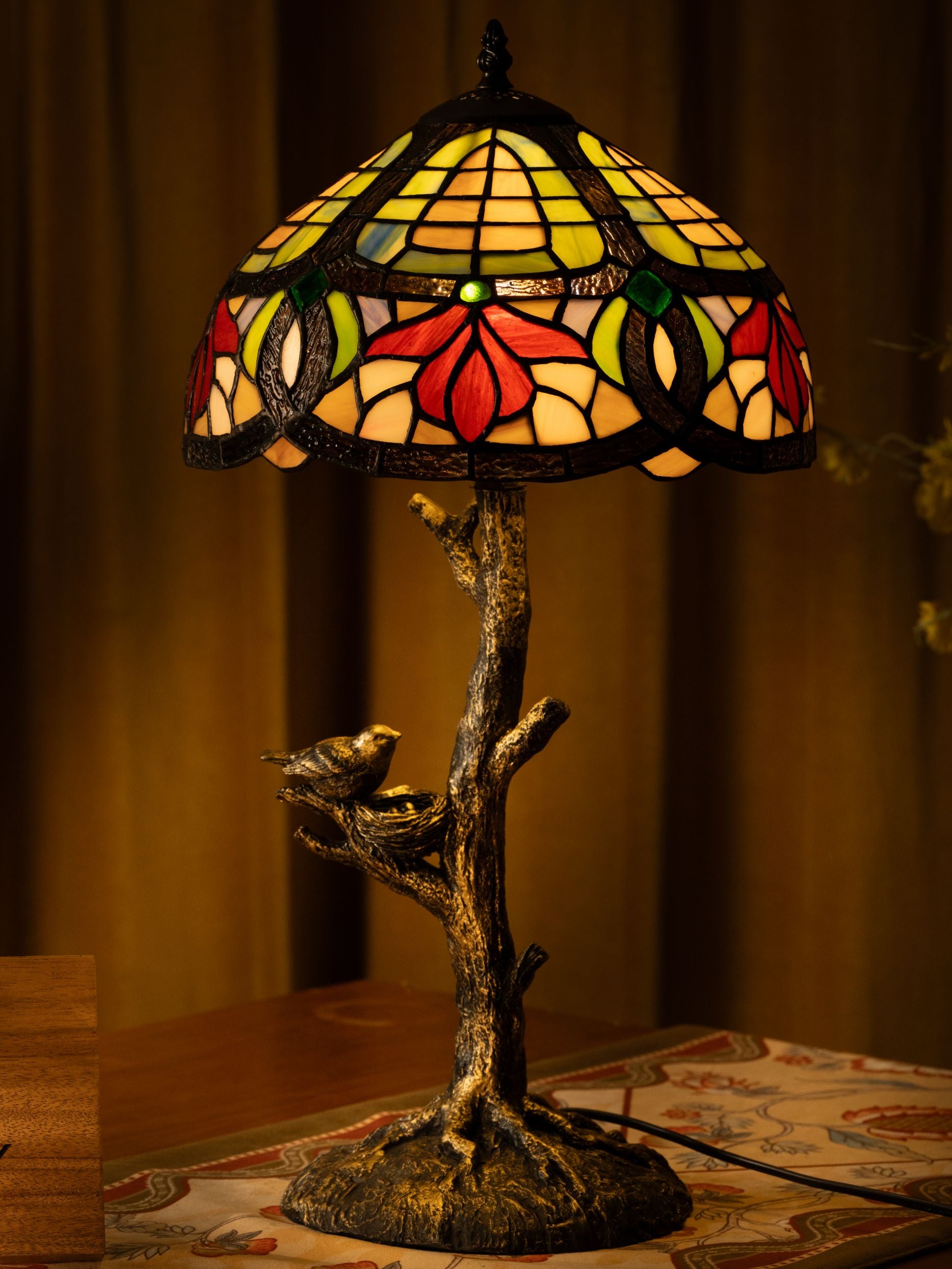 Lampe de table Tiffany à motif de fleurs de forêt
