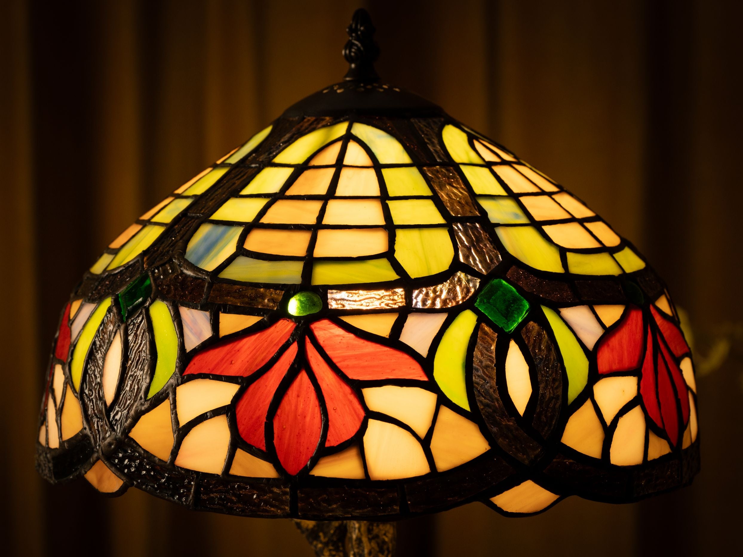Lampe de table Tiffany à motif de fleurs de forêt