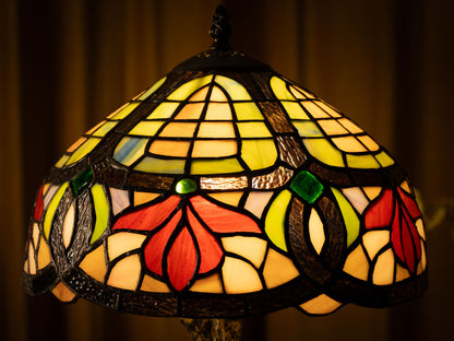 Lampe de table Tiffany à motif de fleurs de forêt