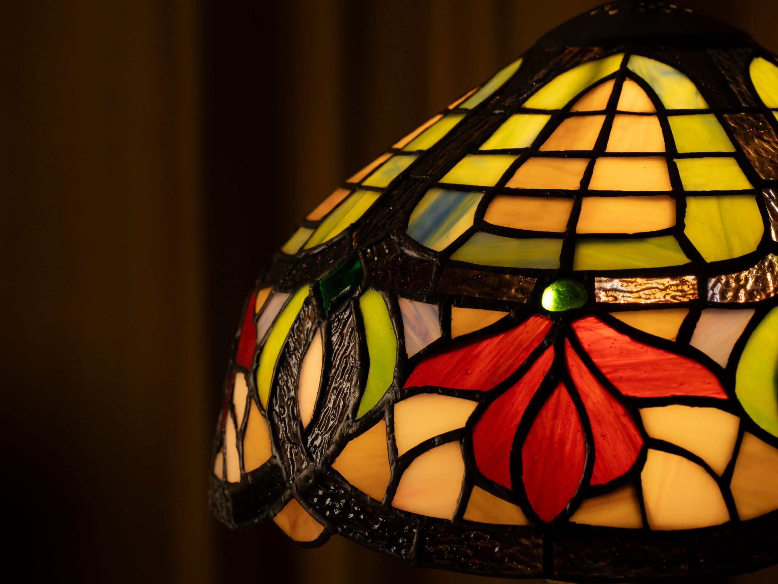 Lampe de table Tiffany à motif de fleurs de forêt