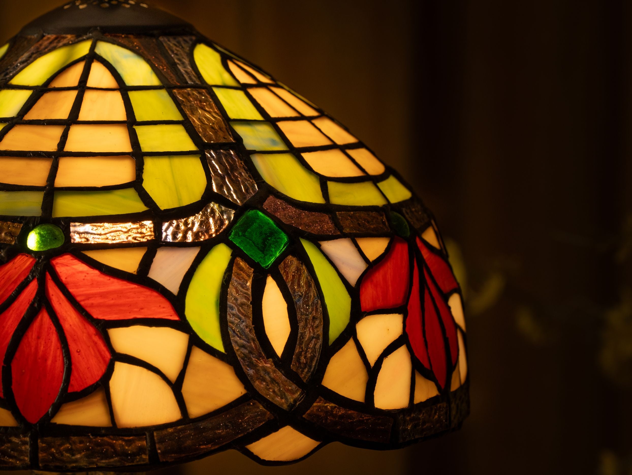 Lampe de table Tiffany à motif de fleurs de forêt